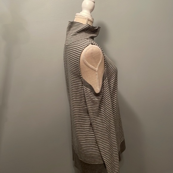 Trouve’ Cold Shoulder Long Line Gray Striped Tunic Mock Turtleneck Sweater Large - Picture 5 of 12